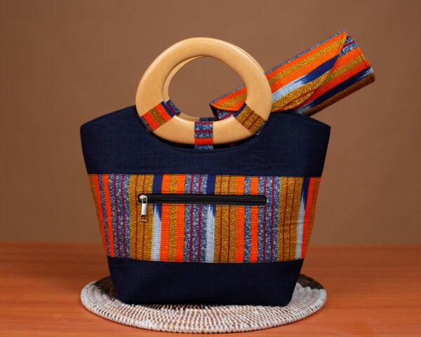 Sac Wax Femme Baoulé Bleu Nuit avec Poignée Bois et Portefeuille – Fait Main au Sénégal – Image 2