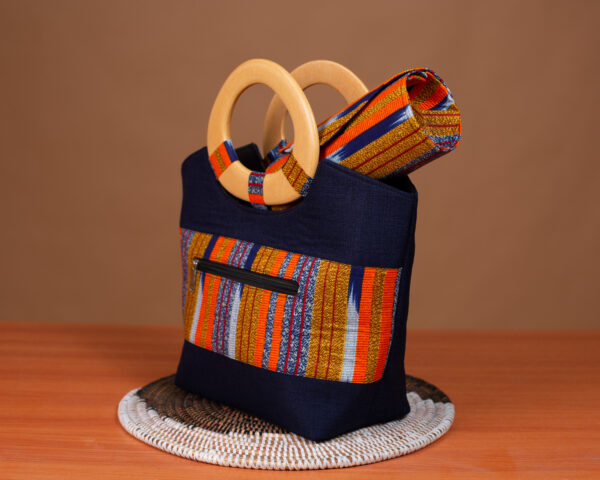 Sac Wax Femme Baoulé Bleu Nuit avec Poignée Bois et Portefeuille – Fait Main au Sénégal – Image 3