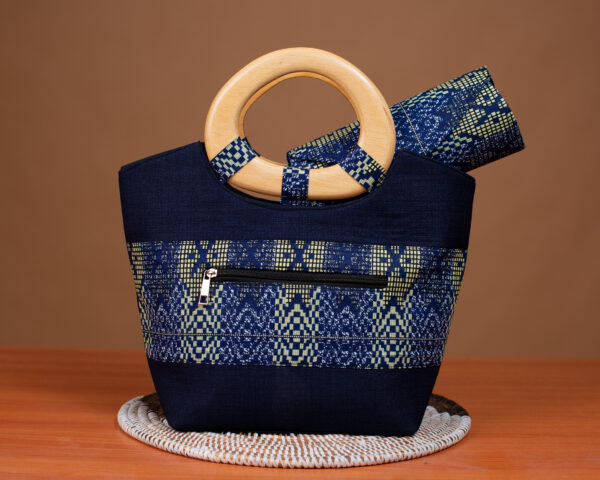 Sac Wax Femme Bleu Nuit avec Poignée Bois – Fait Main au Sénégal