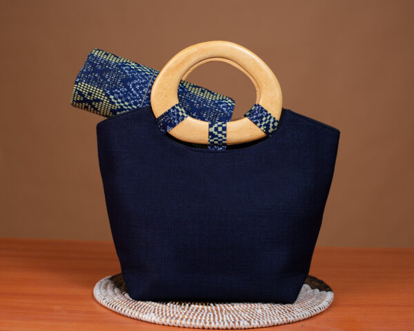 Sac Wax Femme Bleu Nuit avec Poignée Bois – Fait Main au Sénégal – Image 3