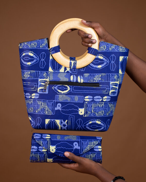 Sac Wax Femme Bleu avec Poignée Bois – Élégant et Fait Main au Sénégal