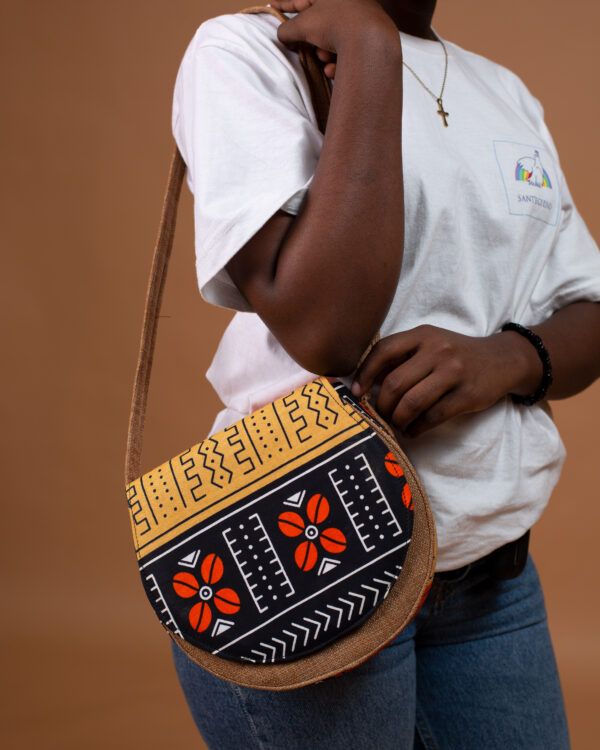Sac Bandoulière Wax Bogolan Beige & Raphia – Anzisha NG Fait Main au Sénégal